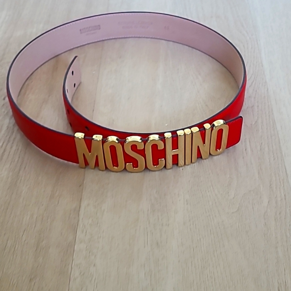 Moschino red logo plaque leather belt